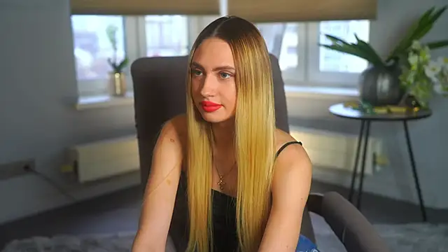 Snapshot of FreidaLerew chatting on 11/08/25, 10:15 FreidaLerew online show from 11/08/25, 10:15