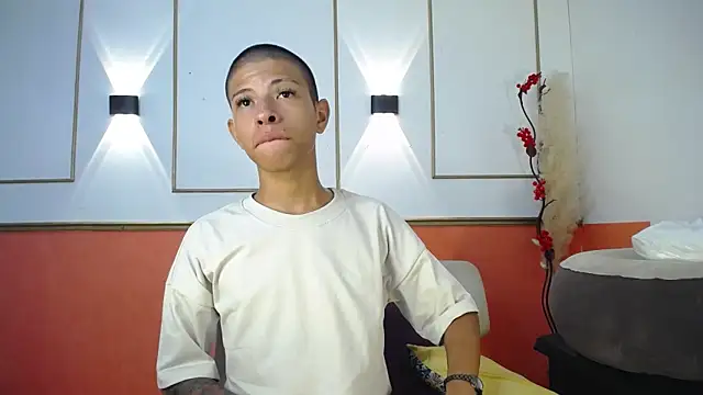 Snapshot of Tessachains_2_ chatting on 11/26/25, 02:45 Tessachains 2 online show from 11/26/25, 02:45