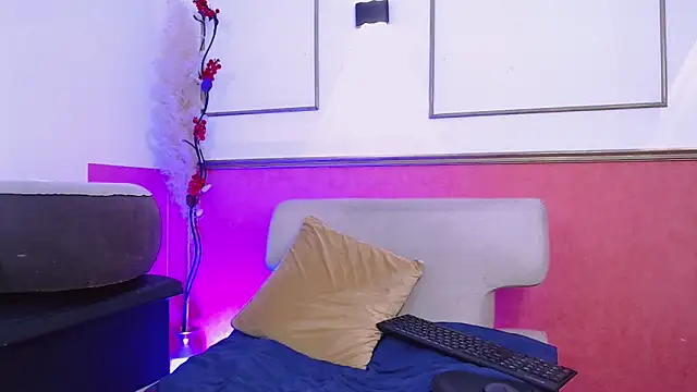 Snapshot of Tessachains_2_ chatting on 12/19/25, 04:52 Tessachains 2 online show from 12/19/25, 04:52