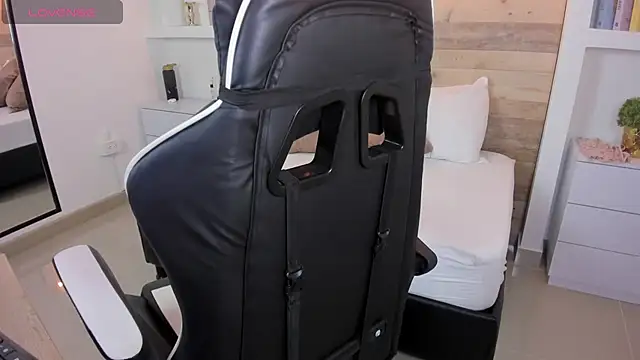 Snapshot of coral_rosse_ chatting on 12/22/25, 02:30 coral rosse online show from 12/22/25, 02:30