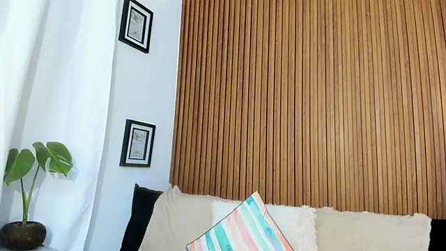 Snapshot of Mia_girl123 chatting on 04/08/26, 01:38 Mia girl123 online show from 04/08/26, 01:38