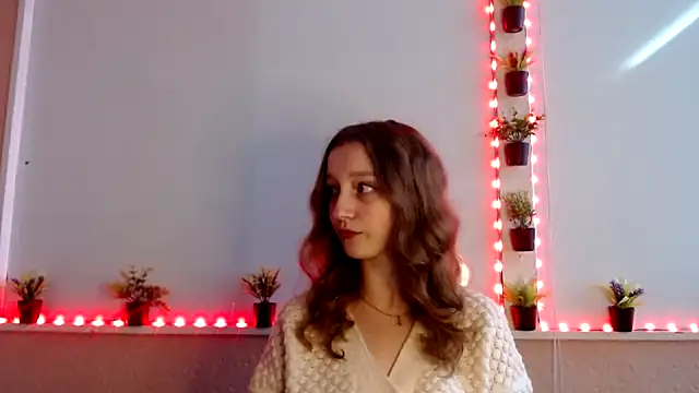 Snapshot of Curlyyy_Girl chatting on 11/10/25, 12:04 Curlyyy Girl online show from 11/10/25, 12:04