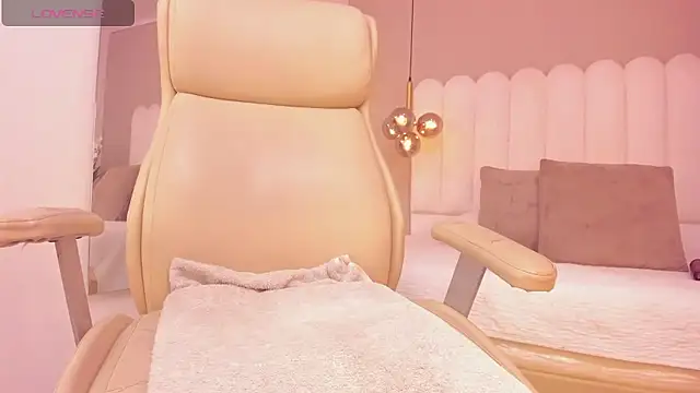 Snapshot of EmilyMiller_22 chatting on 01/11/26, 12:32 EmilyMiller 22 online show from 01/11/26, 12:32