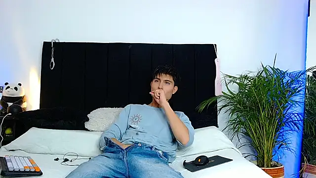 Snapshot of thomasbennett_ chatting on 11/06/25, 11:04 thomasbennett online show from 11/06/25, 11:04