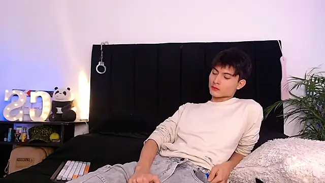 Snapshot of thomasbennett_ chatting on 11/08/25, 11:54 thomasbennett online show from 11/08/25, 11:54