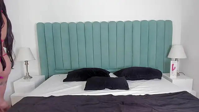 FrancescaSkuirt online show from 11/12/25, 09:14