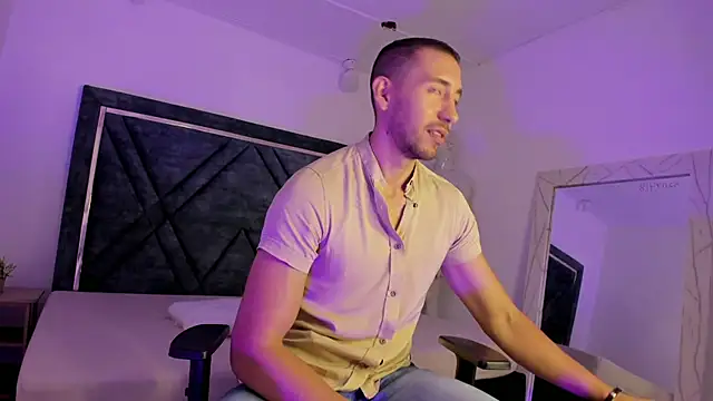 Snapshot of ElianReed chatting on 11/10/25, 01:21 ElianReed online show from 11/10/25, 01:21