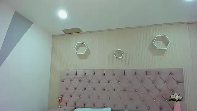 Snapshot of ZarinaWynne chatting on 05/18/26, 02:23 ZarinaWynne online show from 05/18/26, 02:23