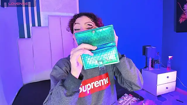 AliceMadnes online show from 12/01/25, 04:28