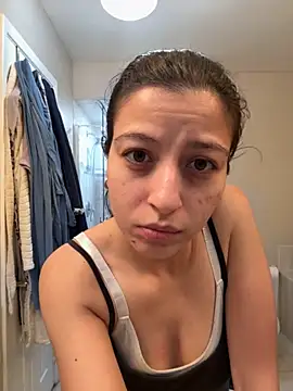 Snapshot of SaintNina chatting on 11/24/25, 01:05 SaintNina online show from 11/24/25, 01:05