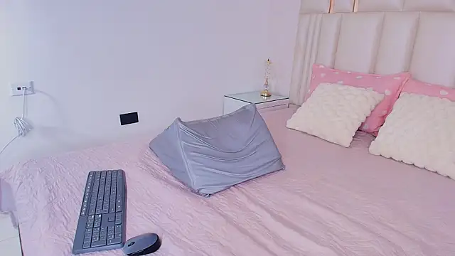 alanarose18 online show from 04/09/26, 07:19