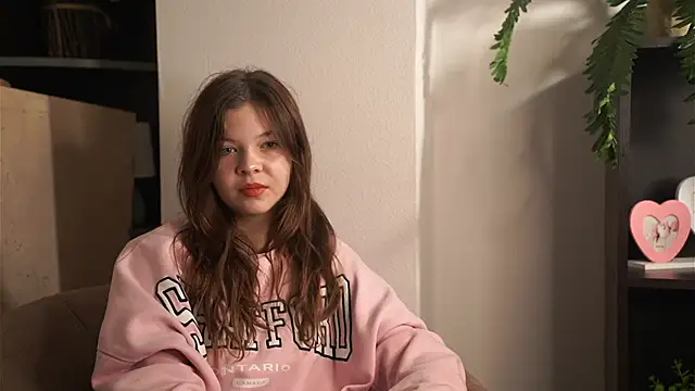 Snapshot of SandiBrucz chatting on 11/08/25, 03:39 SandiBrucz online show from 11/08/25, 03:39