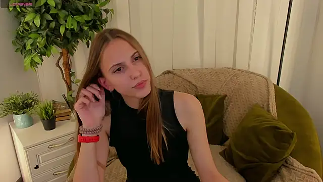 Snapshot of AriaBe11 chatting on 11/07/25, 01:33 AriaBe11 online show from 11/07/25, 01:33