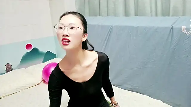 Snapshot of QIQIZHAO-2025 chatting on 12/01/25, 12:43 QIQIZHAO-2025 online show from 12/01/25, 12:43