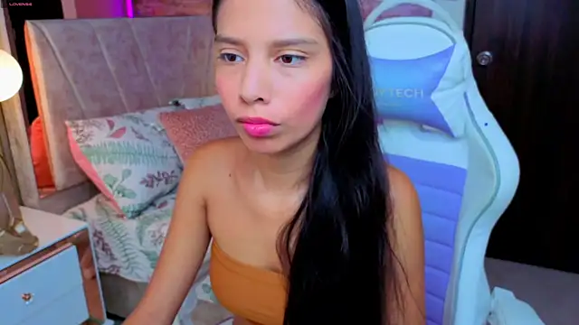 Snapshot of Nia_maiden chatting on 11/11/25, 12:05 Nia maiden online show from 11/11/25, 12:05