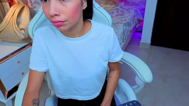 Snapshot of Nia_maiden chatting on 11/12/25, 11:43 Nia maiden online show from 11/12/25, 11:43