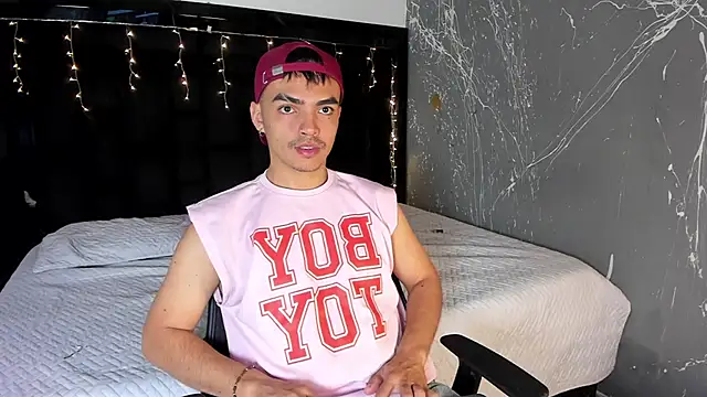 Snapshot of NicoKingg_ chatting on 12/04/25, 04:11 NicoKingg online show from 12/04/25, 04:11