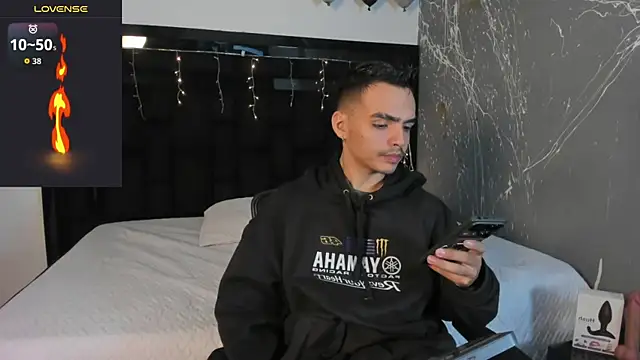 Snapshot of NicoKingg_ chatting on 12/05/25, 04:10 NicoKingg online show from 12/05/25, 04:10