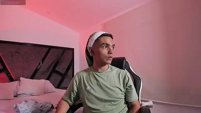 Snapshot of NicoKingg_ chatting on 12/16/25, 04:17 NicoKingg online show from 12/16/25, 04:17