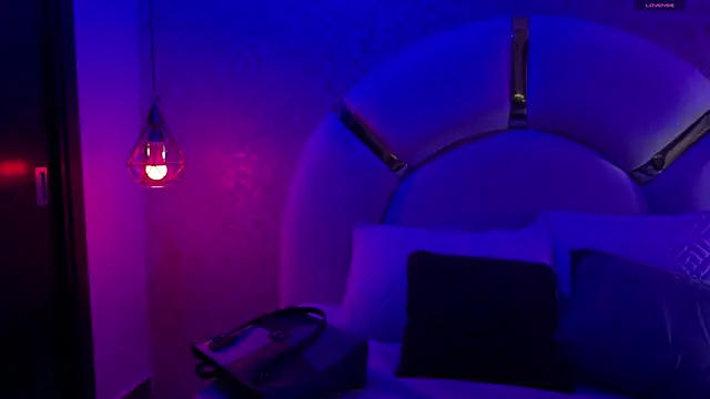 Snapshot of aria_sm chatting on 11/12/25, 07:13 aria sm online show from 11/12/25, 07:13