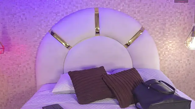 Snapshot of aria_sm chatting on 11/19/25, 07:14 aria sm online show from 11/19/25, 07:14