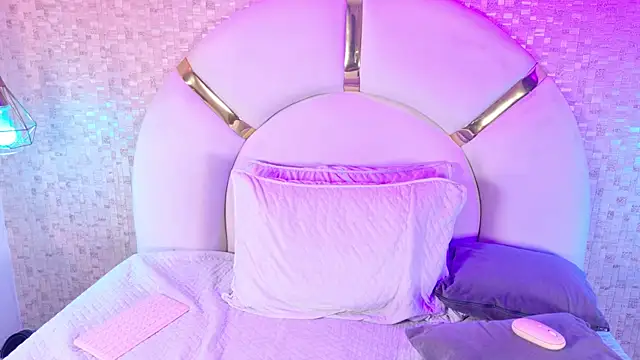 Snapshot of aria_sm chatting on 12/22/25, 03:14 aria sm online show from 12/22/25, 03:14