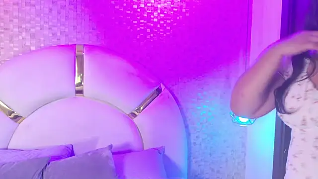 Snapshot of aria_sm chatting on 12/23/25, 03:15 aria sm online show from 12/23/25, 03:15