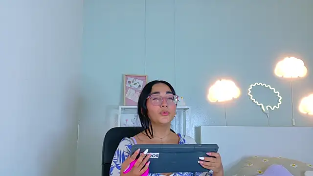 NicoletCherry   online show from 12/05/25, 07:43