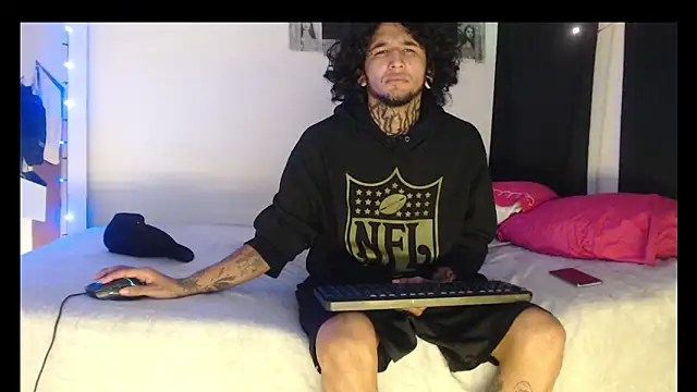 Snapshot of Yuki_mil chatting on 11/08/25, 03:23 Yuki mil online show from 11/08/25, 03:23