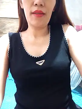 Snapshot of Hini68 chatting on 11/15/25, 07:27 Hini68 online show from 11/15/25, 07:27