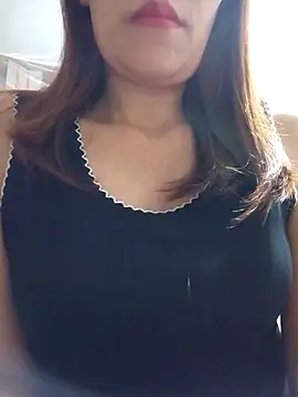 Snapshot of Hini68 chatting on 11/16/25, 12:11 Hini68 online show from 11/16/25, 12:11