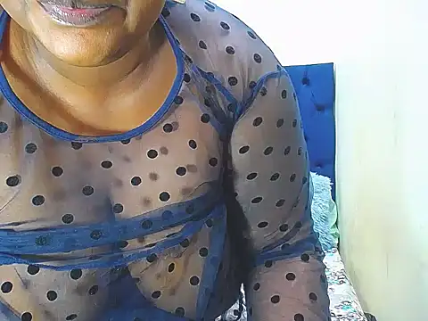 Snapshot of BMWWWXXX chatting on 12/17/25, 10:21 BMWWWXXX online show from 12/17/25, 10:21