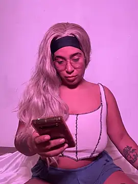 Snapshot of CaneliitaBlaze chatting on 11/11/25, 11:21 CaneliitaBlaze online show from 11/11/25, 11:21