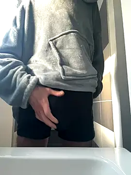 Snapshot of groschibre40100 chatting on 11/16/25, 10:32 groschibre40100 online show from 11/16/25, 10:32