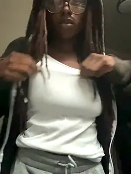 Snapshot of tj022025 chatting on 11/08/25, 09:02 tj022025 online show from 11/08/25, 09:02