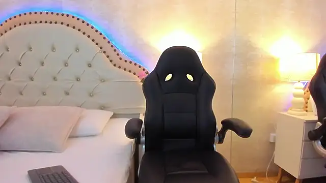 EllaEvanz online show from 12/04/25, 06:27