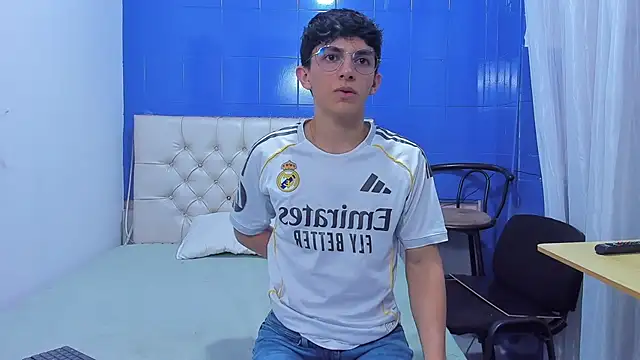 Snapshot of ElanGiraldo chatting on 06/20/26, 09:39 ElanGiraldo online show from 06/20/26, 09:39