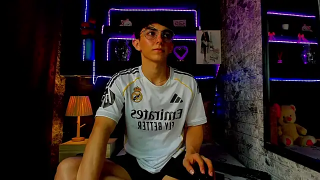 Snapshot of ElanGiraldo chatting on 08/07/26, 07:05 ElanGiraldo online show from 08/07/26, 07:05