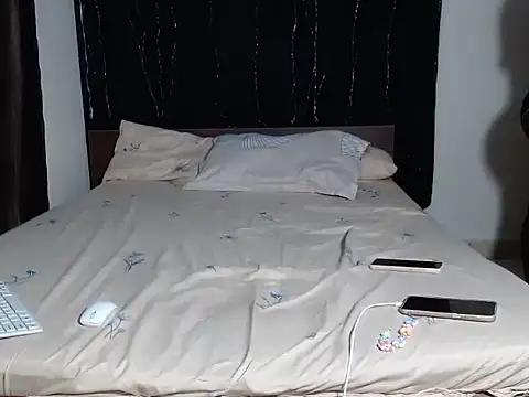 Snapshot of WettLyn chatting on 11/13/25, 12:20 WettLyn online show from 11/13/25, 12:20