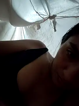 Snapshot of Uvit chatting on 12/14/25, 04:07 Uvit online show from 12/14/25, 04:07