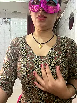 Snapshot of Red_Queen_11 chatting on 12/01/25, 03:22 Red Queen 11 online show from 12/01/25, 03:22