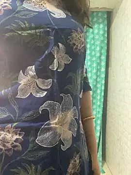 Snapshot of Red_Queen_11 chatting on 01/05/26, 06:44 Red Queen 11 online show from 01/05/26, 06:44