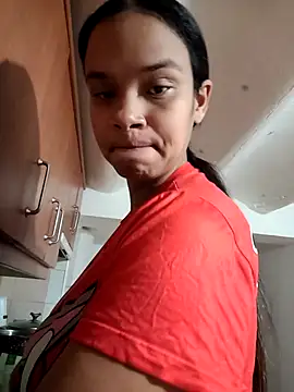 Snapshot of kyliecastell chatting on 11/11/25, 04:51 kyliecastell online show from 11/11/25, 04:51