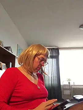 Snapshot of simone_xdressing chatting on 01/04/25, 02:14 simone xdressing online show from 01/04/25, 02:14