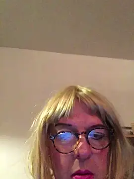 Snapshot of simone_xdressing chatting on 01/05/25, 12:42 simone xdressing online show from 01/05/25, 12:42