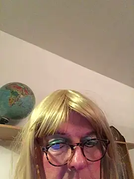 Snapshot of simone_xdressing chatting on 02/26/25, 12:38 simone xdressing online show from 02/26/25, 12:38