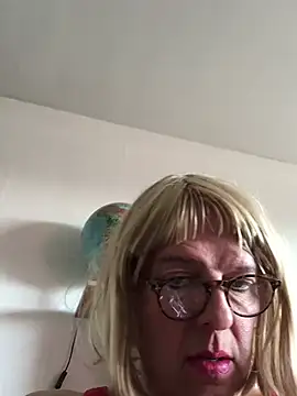 Snapshot of simone_xdressing chatting on 03/15/25, 02:23 simone xdressing online show from 03/15/25, 02:23