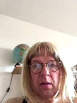 Snapshot of simone_xdressing chatting on 09/17/25, 01:13 simone xdressing online show from 09/17/25, 01:13