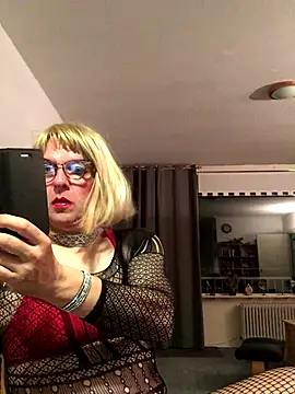 Snapshot of simone_xdressing chatting on 09/21/25, 12:01 simone xdressing online show from 09/21/25, 12:01