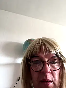 Snapshot of simone_xdressing chatting on 09/25/25, 01:15 simone xdressing online show from 09/25/25, 01:15